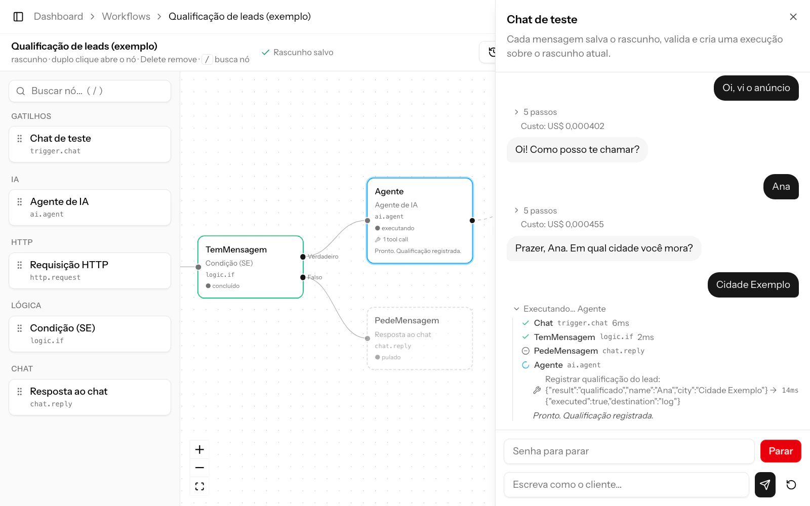 Chat de teste aberto sobre o editor. A pessoa responde "Cidade Exemplo". A trilha mostra Chat e Condição concluídos, a resposta alternativa pulada e o Agente executando a ferramenta "Registrar qualificação do lead". No canvas, o nó Agente aparece em azul, com 1 tool call e o texto parcial da resposta.